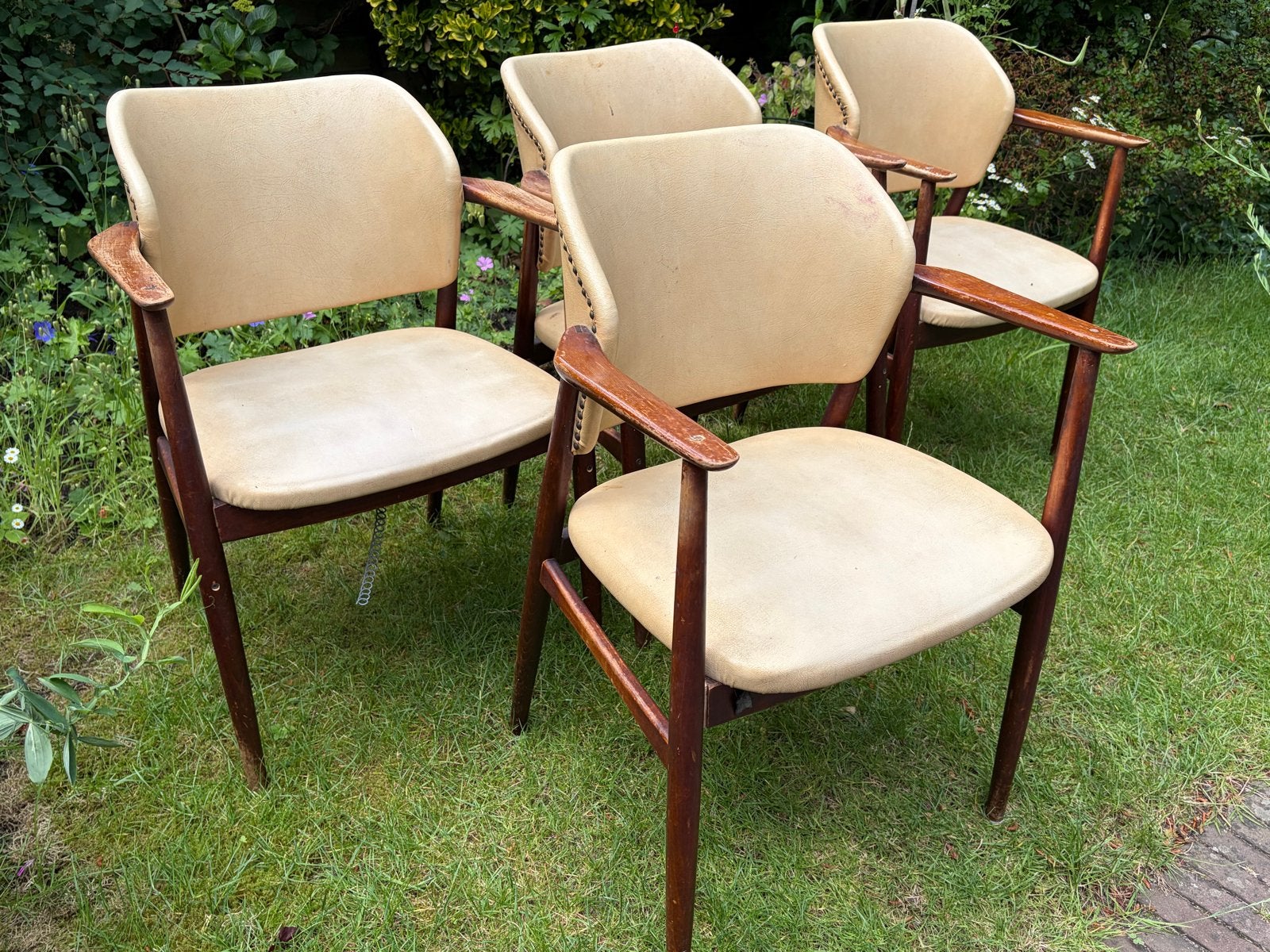Vintage houten stoelen jaren '50 met skai/ leren bekleding, Ophalen