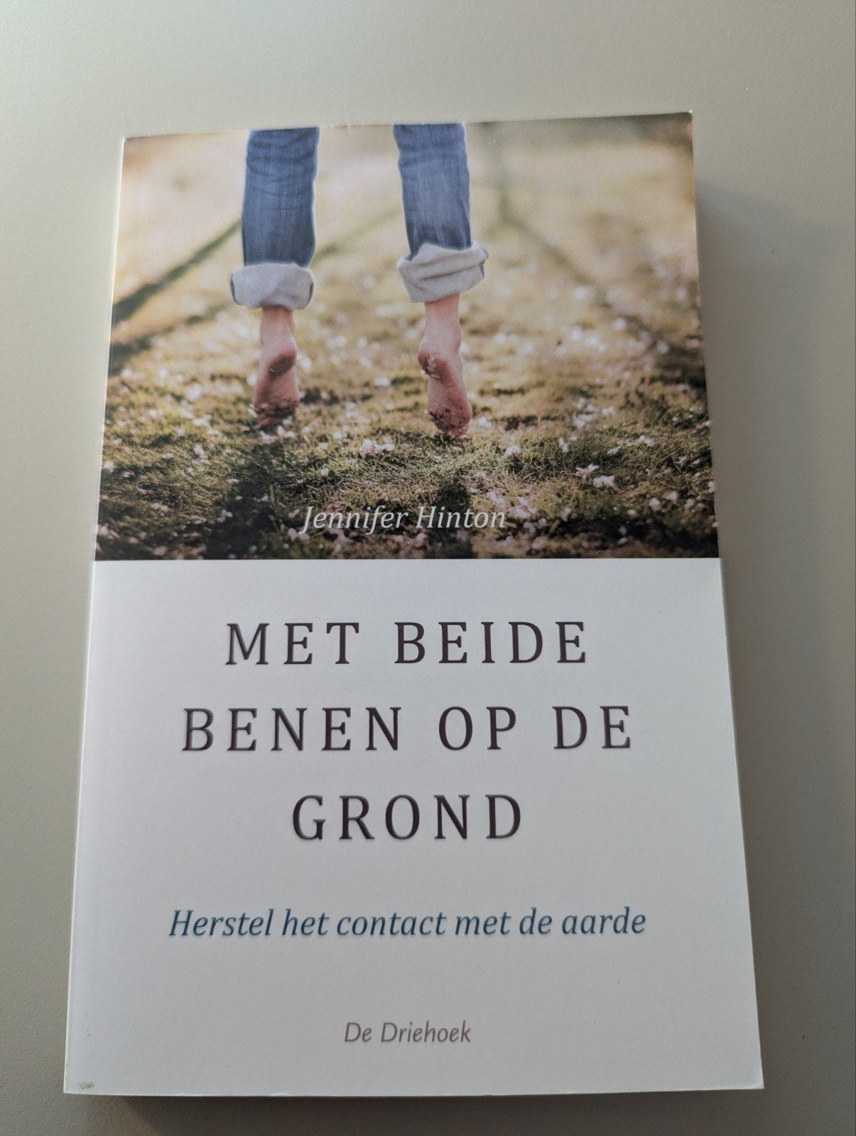 Jennifer Hinton - Met beide benen op de grond (2013), Ophalen of Verzenden, Zo goed als nieuw, Overige onderwerpen, Jennifer Hinton