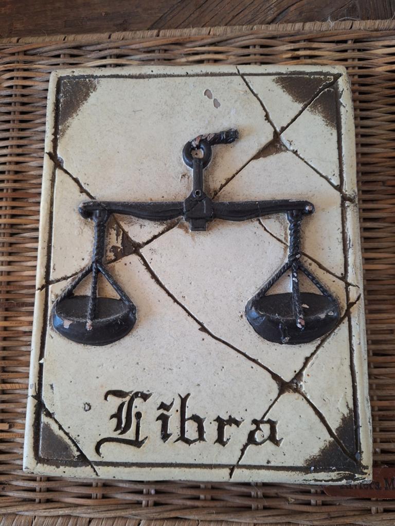 Wandtegel Weegschaal (Libra) - Decoratie, Ophalen of Verzenden, Zo goed als nieuw, Bruin, Steen/keramiek