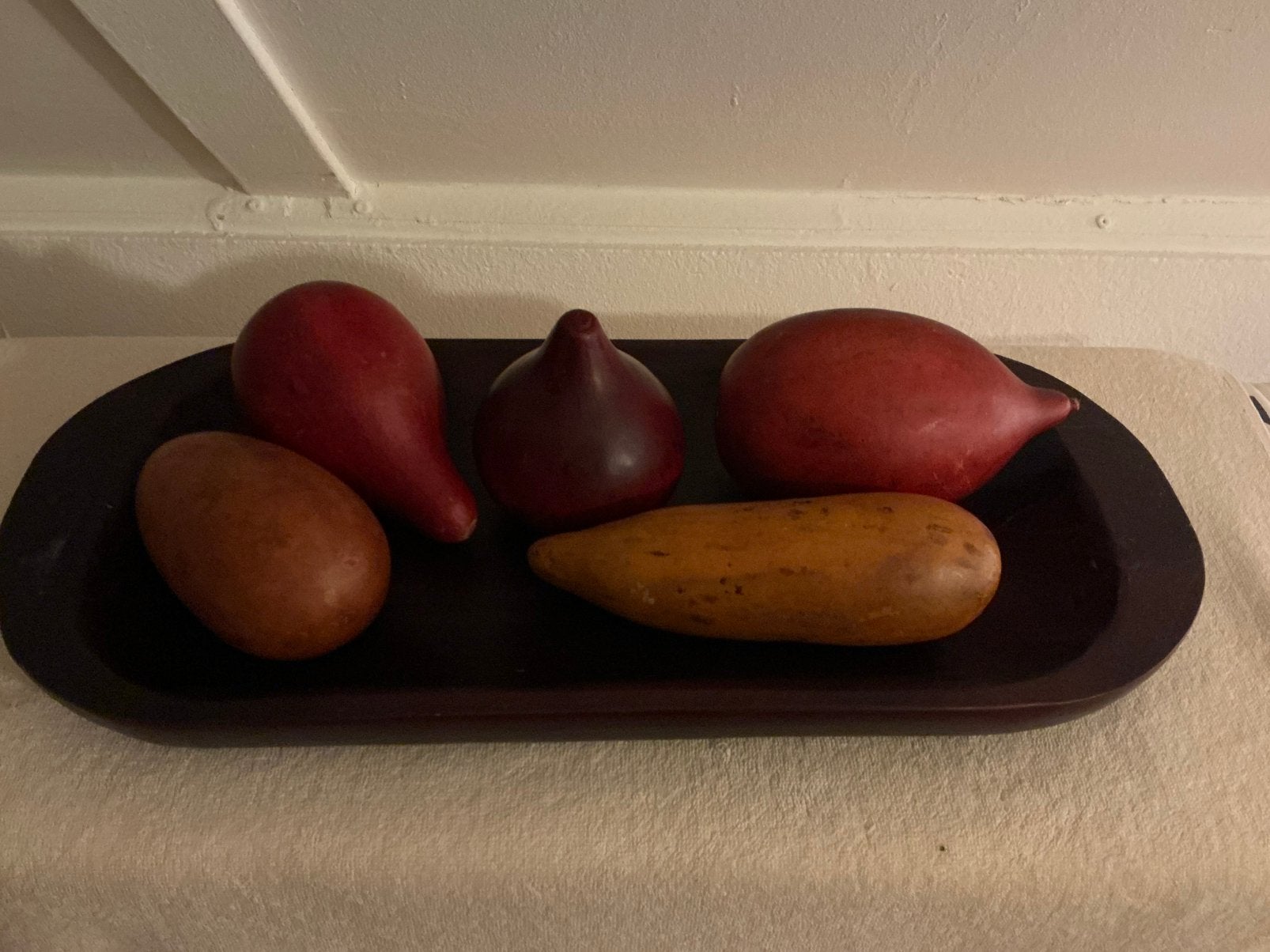 Houten robuuste schaal met donkere hout kleur fruit, Ophalen, Zo goed als nieuw