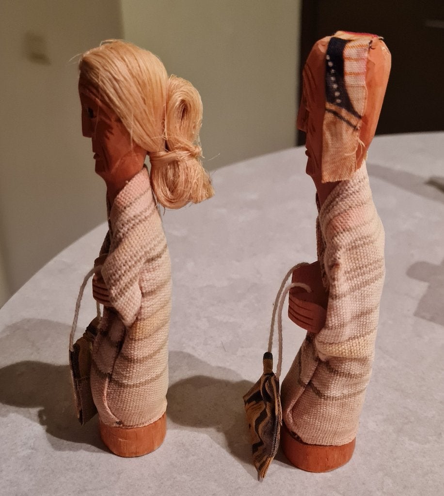 2 Toraja (Indonesië) beeldjes van hout, Verzamelen, Beelden en Beeldjes, Ophalen of Verzenden, Zo goed als nieuw, Mens