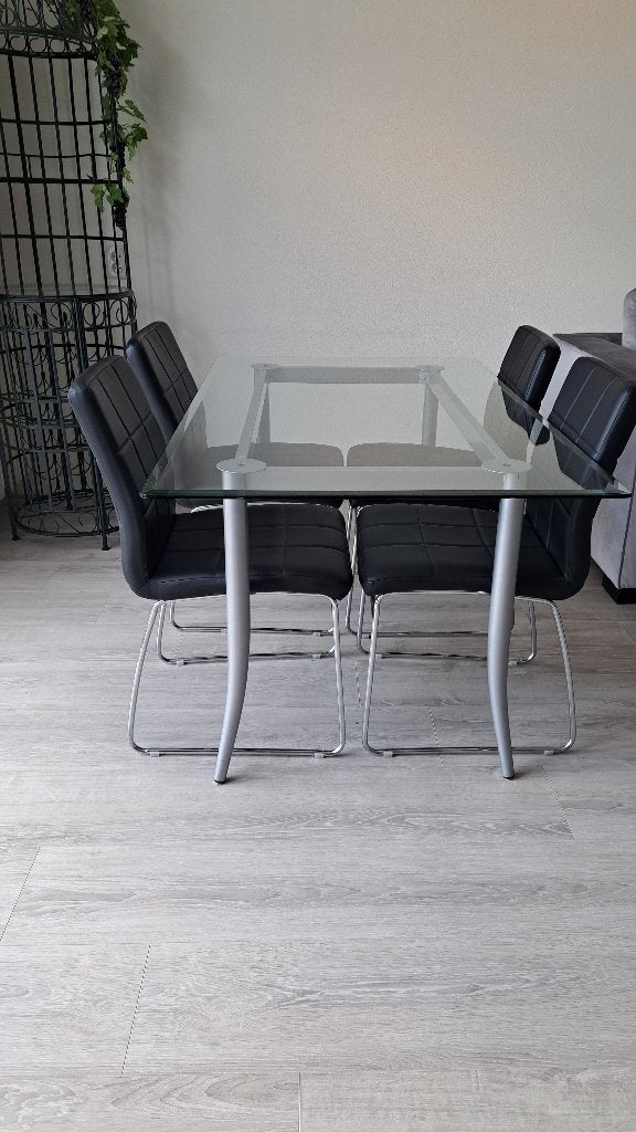 Glazen eettafel compleet met 4 zwarte stoelen, Ophalen, Gebruikt, 100 tot 150 cm, 50 tot 100 cm
