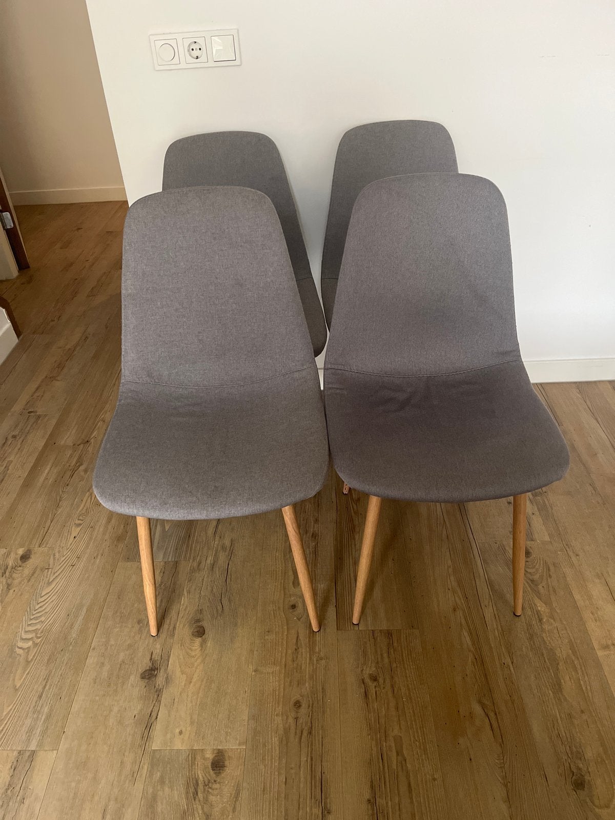 Set van 4 grijze stoelen met houten poten, Huis en Inrichting, Ophalen, Gebruikt, Vier, Grijs