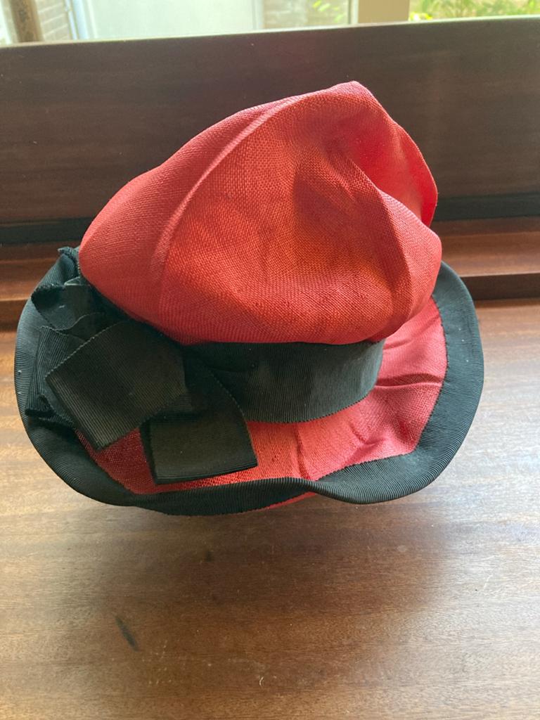 Vintage rode hoed met zwarte strik - Maison Stulliens, Ophalen of Verzenden, Dames
