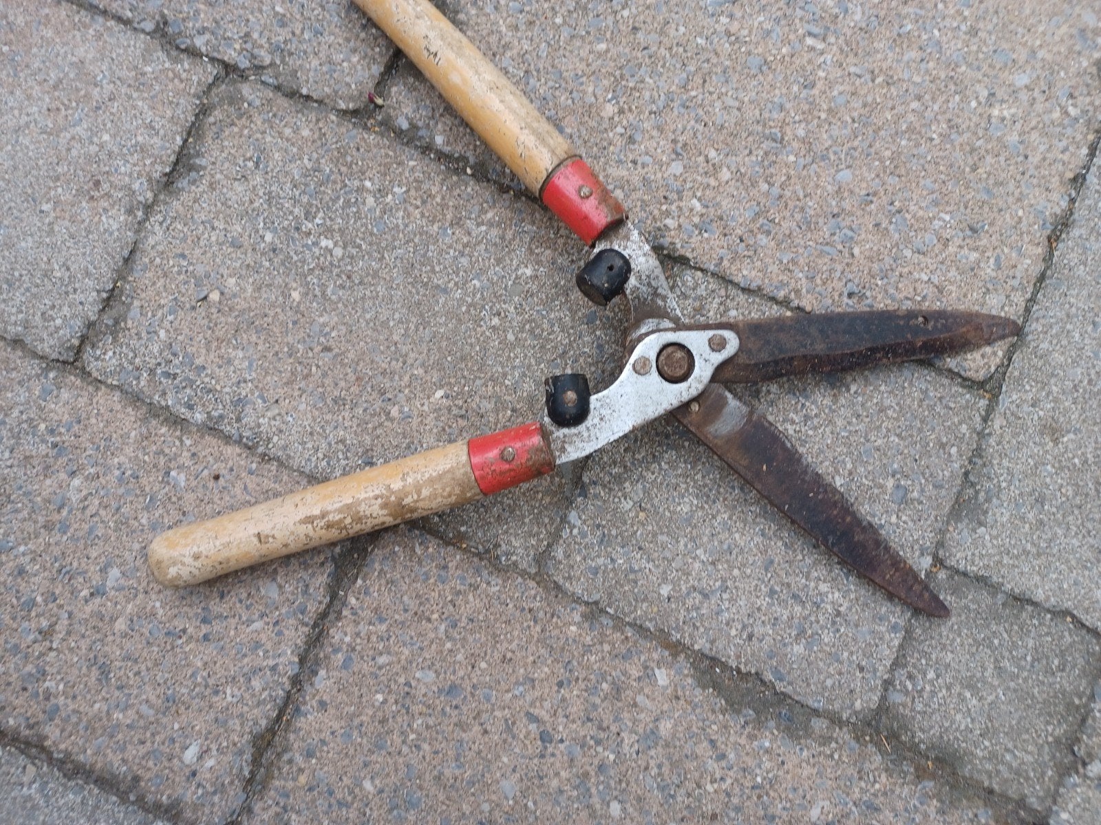 Vintage heggenschaar met houten handvatten, Tuin en Terras, Ophalen of Verzenden, Gebruikt, Handmatig