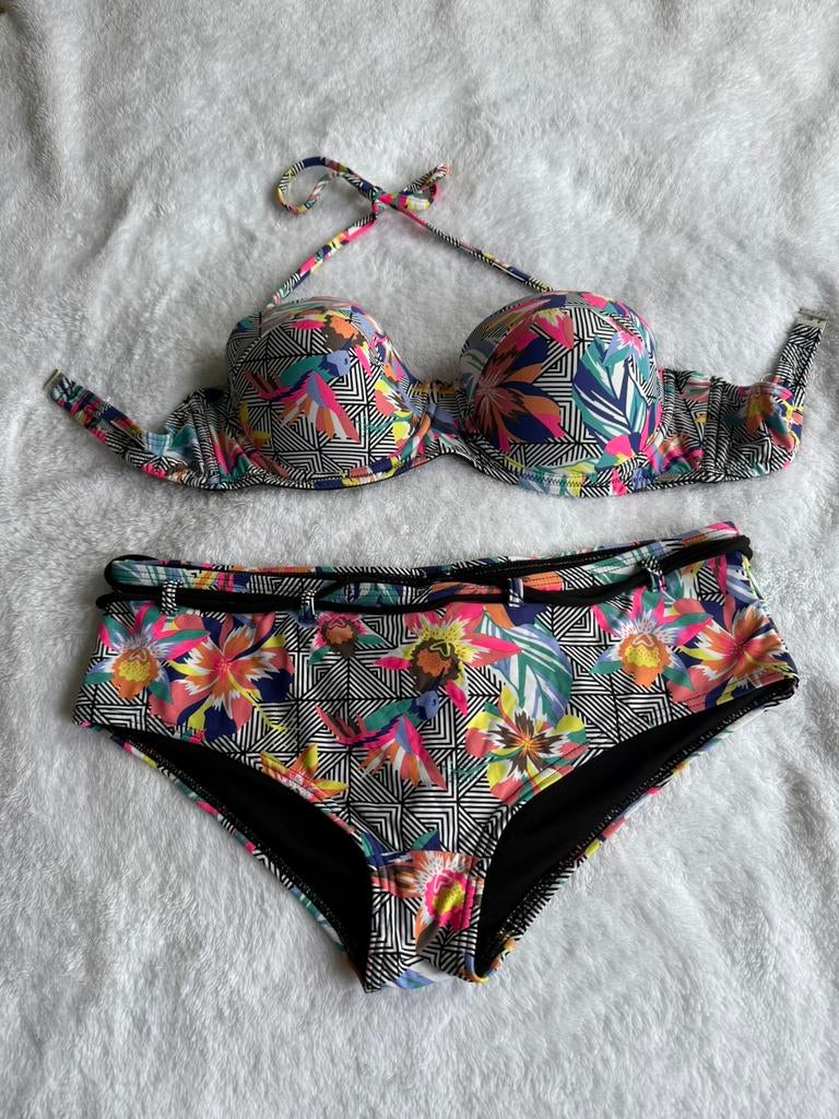 Bikini merk brunotti en sloggi maat 42, Kleding | Dames, Badmode en Zwemkleding, Ophalen of Verzenden, Gedragen, Bikini