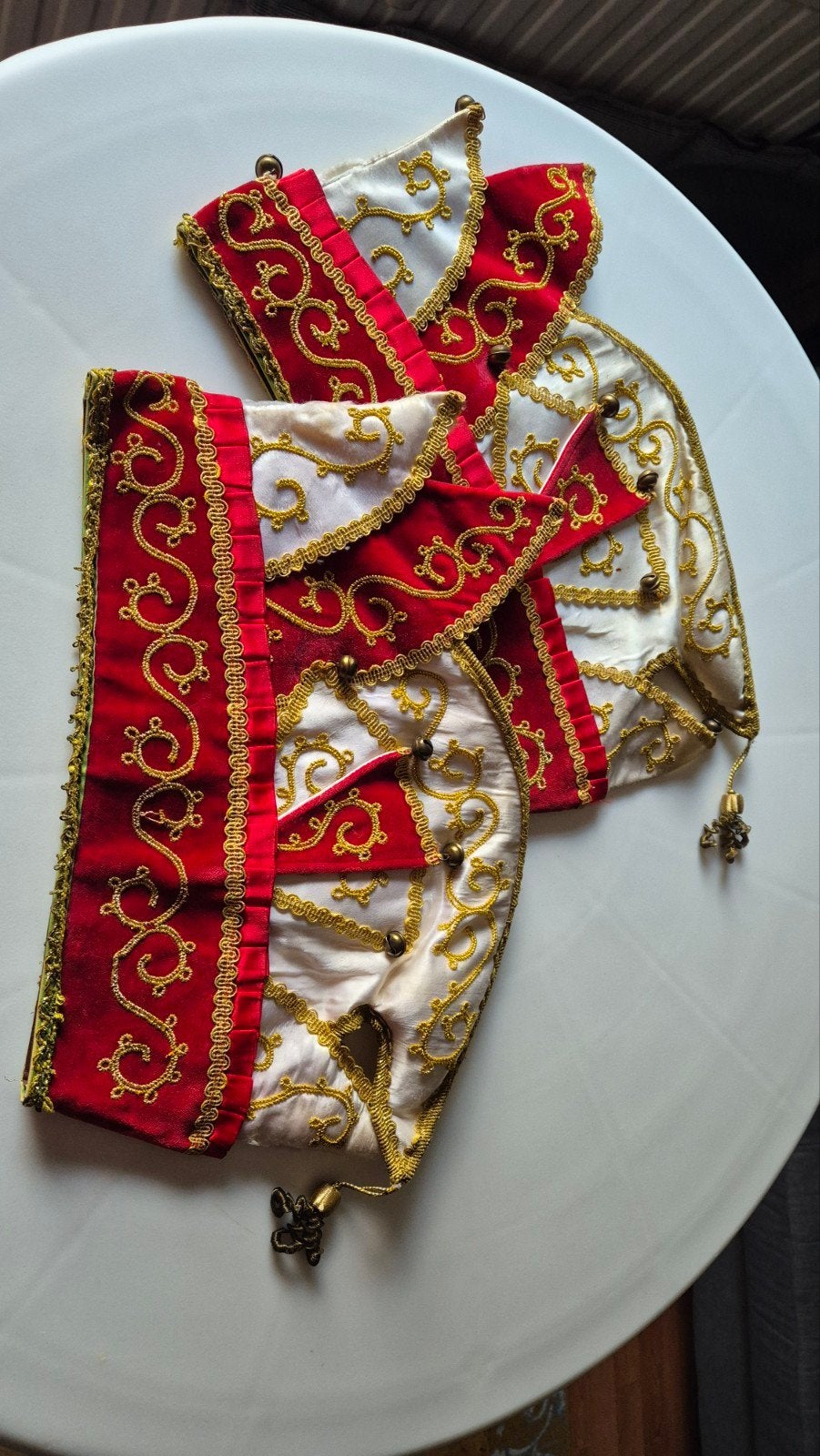 carnavals steken, Ophalen, Gedragen