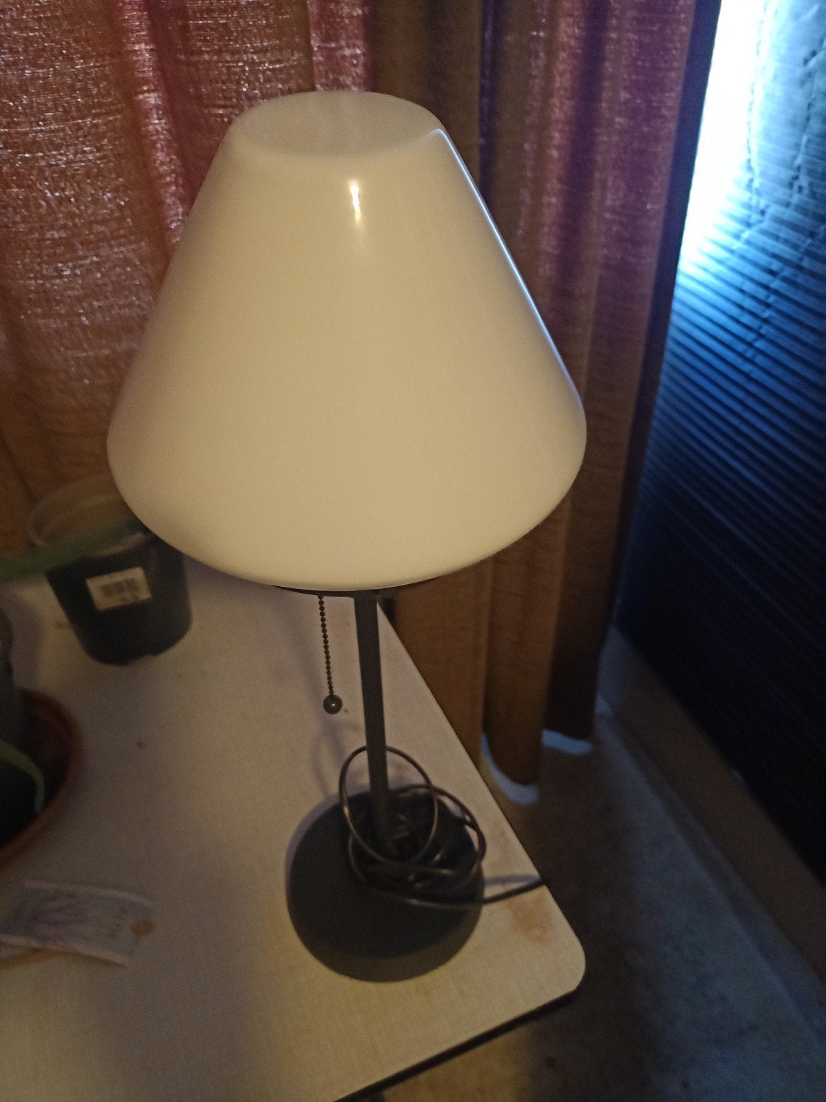 Moderne tafellamp met trekkoord en melkglas, Ophalen, Met schakelaar, Gebruikt, Glas