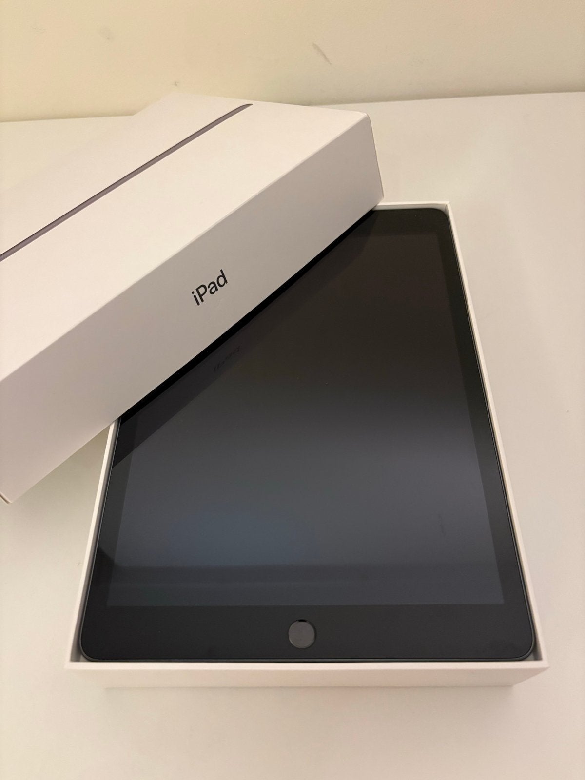 Apple iPad (8e generatie) 128GB Wi-Fi Spacegrijs, Computers en Software, 10 inch, Apple iPad, Ophalen of Verzenden, Zo goed als nieuw
