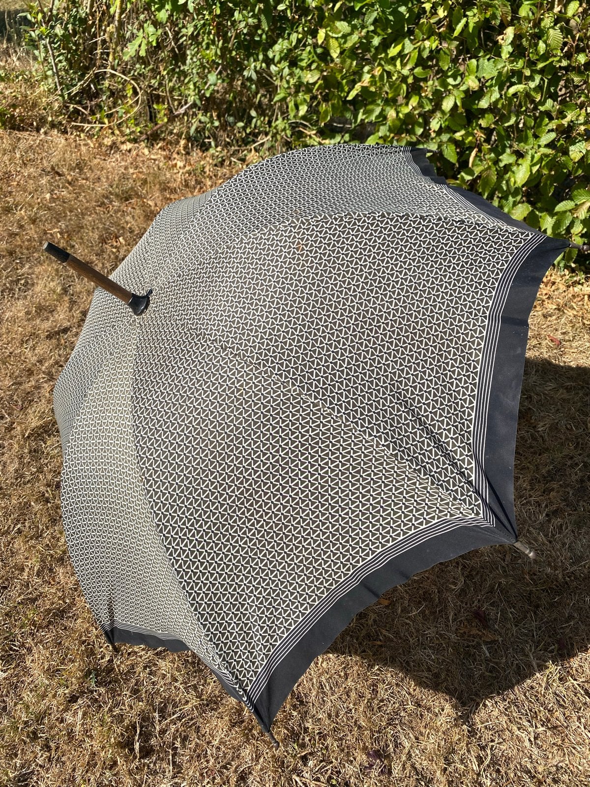 Brocante/vintage paraplu met elegant houten handvat, Ophalen of Verzenden
