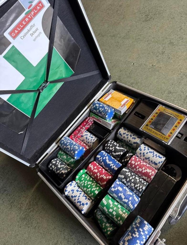 Casino Koffer Deluxe met Blackjack Mat en Kaartschudder, Drie of vier spelers, Ophalen, Zo goed als nieuw