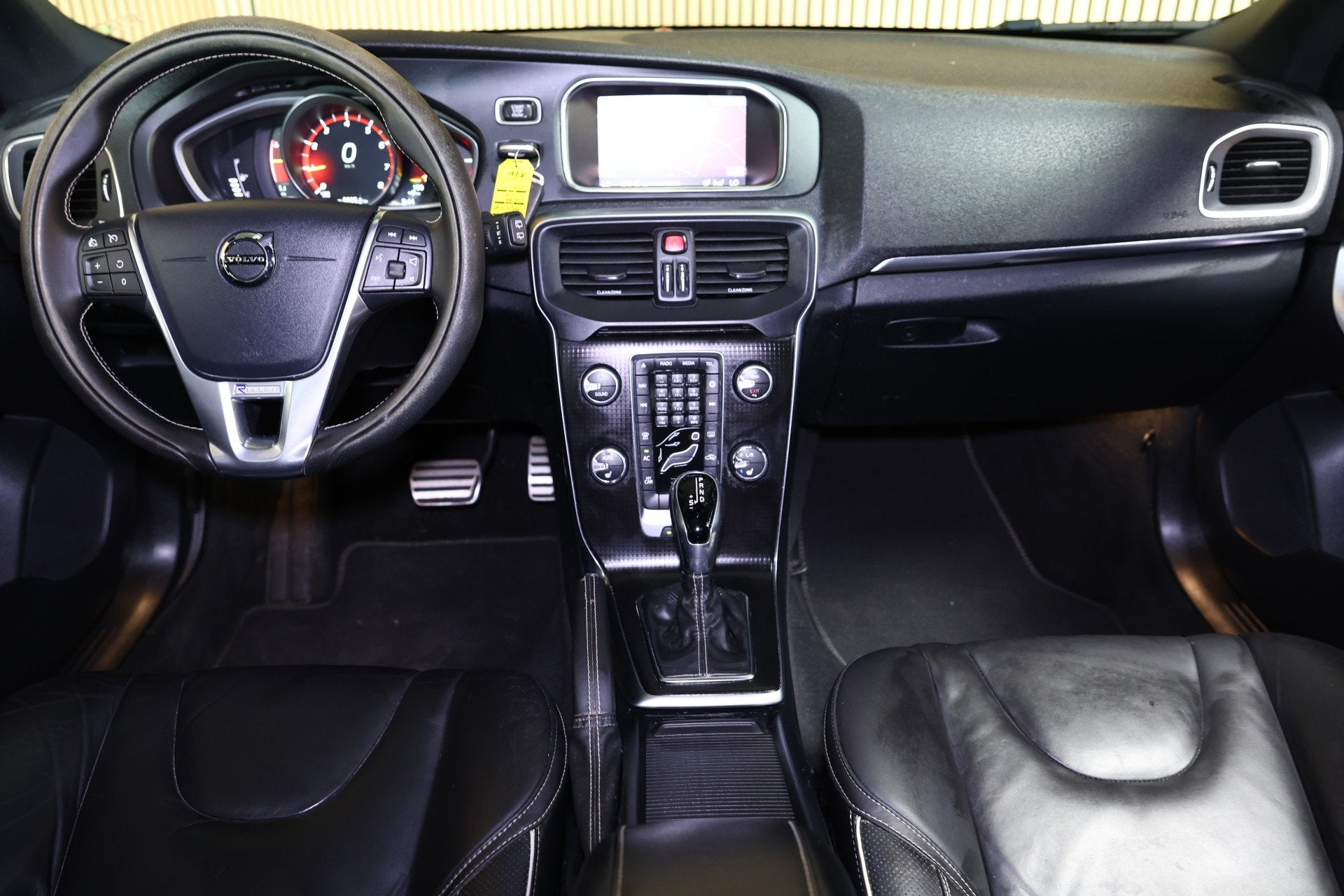 Volvo V40 2.0 T5 R-Design AVM NAVI CLIMA CRUISE PDC STOELVER, Gebruikt, 4 cilinders, Automatische klimaatregeling, Zwart