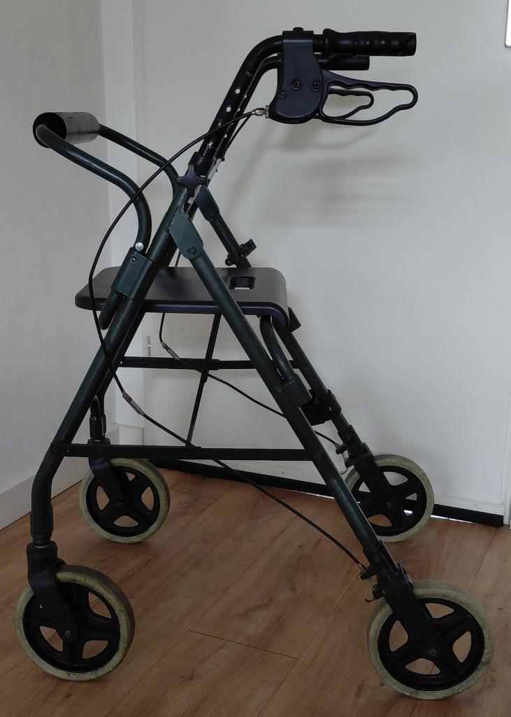 Rollator Merk: Easy Going + zachte Rugsteun ( 7.7 kg ! ), Diversen, Ophalen, Opvouwbaar, Gebruikt