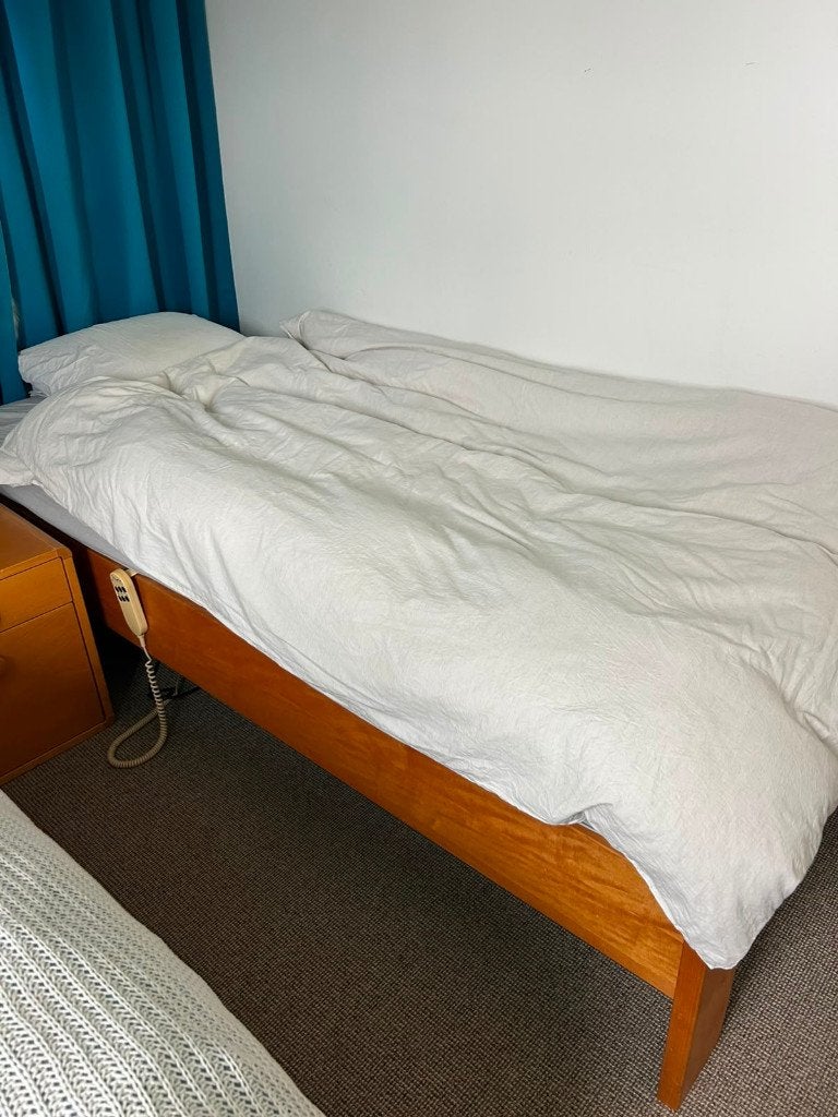 2 bedden met elektrisch verstelbare schotelbodem, Huis en Inrichting, Ophalen, 90 cm, Eenpersoons, Bruin