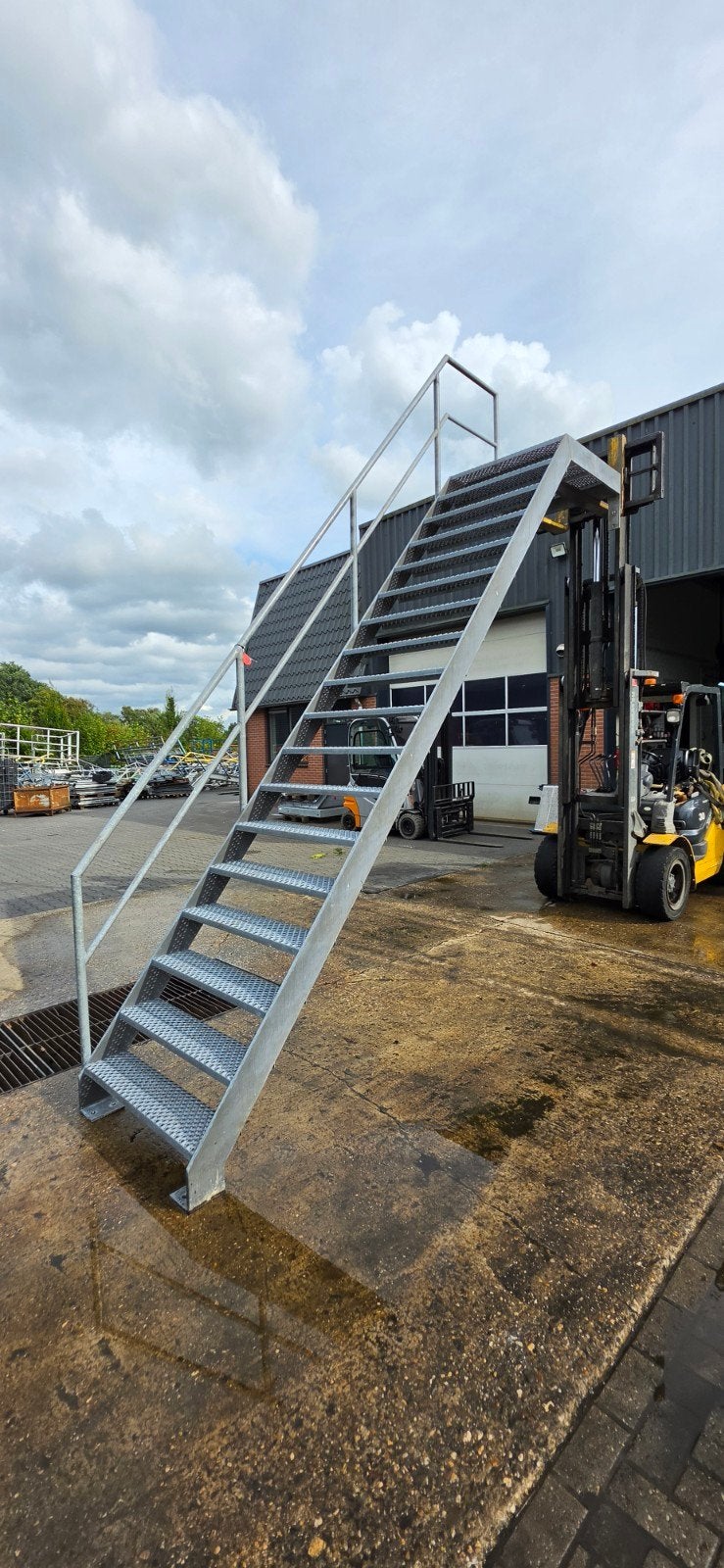 stalen trap met bordes gegalv hoog 3.6mtr nor136, Ophalen of Verzenden, 2 tot 4 meter