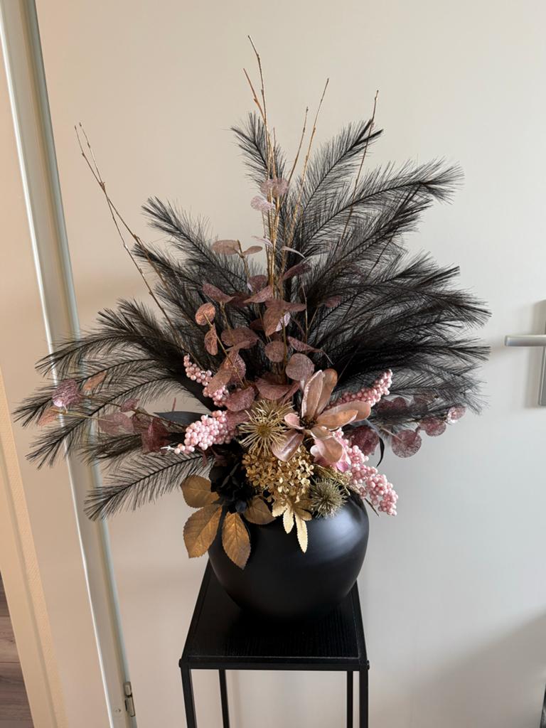 Luxe kunstbloemen arrangement in zwarte vaas, Huis en Inrichting, Woonaccessoires | Vazen, Ophalen, Zwart, Aardewerk of Porselein