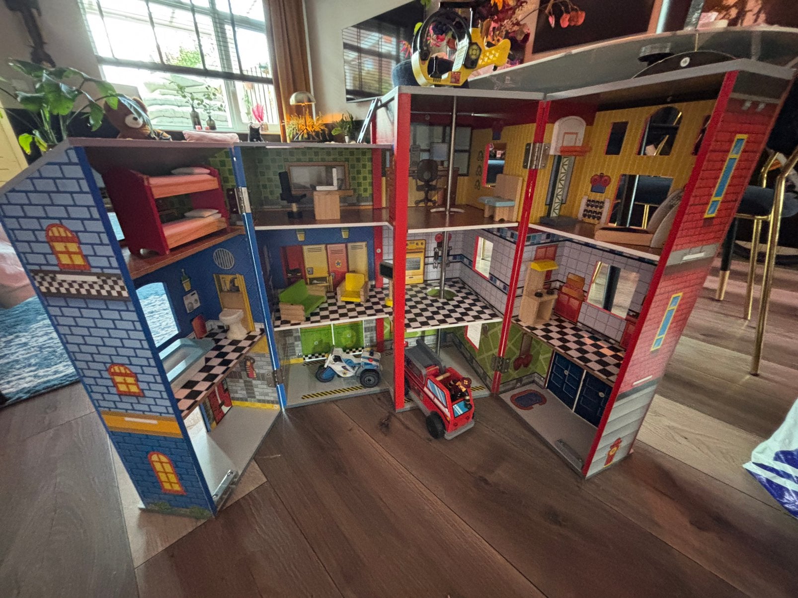 Stoere kazerne (poppenhuis) voor zowel jongens als meisjes, Ophalen, Zo goed als nieuw, Poppenhuis
