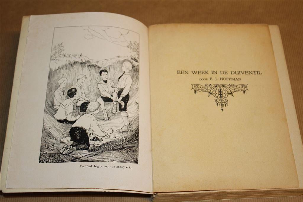 Een week in de duiventil. Hoffman. Paperback. Kluitman., Boeken, Ophalen of Verzenden, Gelezen