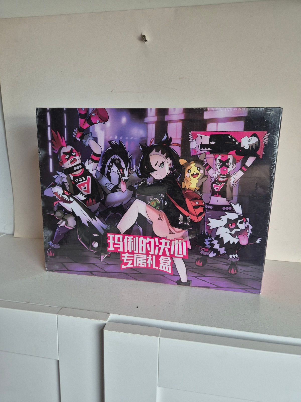 Pokemon Marnie Collection Box (Chinees), Hobby en Vrije tijd, Verzamelkaartspellen | Pokémon, Ophalen of Verzenden, Nieuw, Boosterbox
