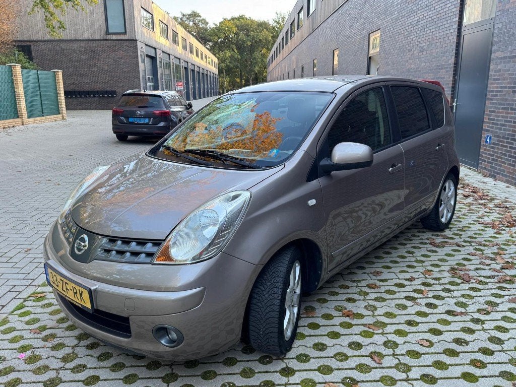 Nissan Note 1.4 16V 2008 Bruin Zeer goed onderhouden!, Auto's, Voorwielaandrijving, Dealer onderhouden, 40 €/maand, Zwart