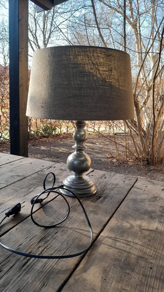 Tafel lamp met tinnen poot en taupekleurige kap., Ophalen, Gebruikt, Met kap, Metaal