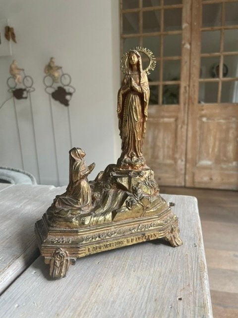 Antiek verguld beeld van Maria / Lourdes met Bernadette., Ophalen