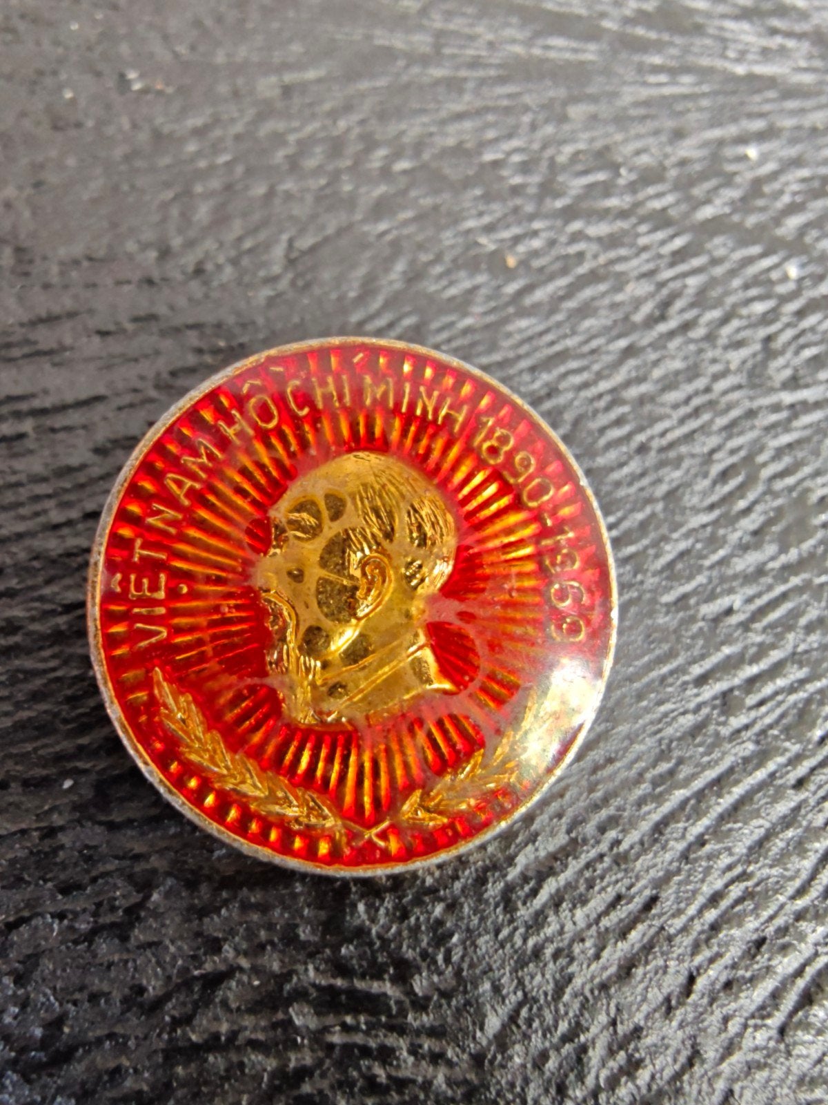 Speld Ho Chi Minh 1890-1969, Verzamelen, Militaria | Algemeen, Ophalen of Verzenden, Landmacht, Nederland, Embleem of Badge