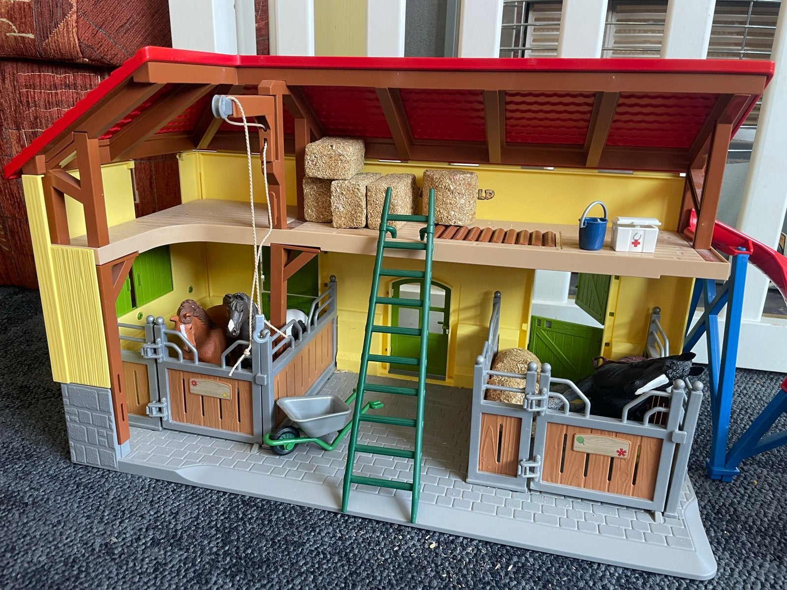 Grote Schleich paardenset met stal, auto, trailer en café, Ophalen, Gebruikt, Jongen of Meisje