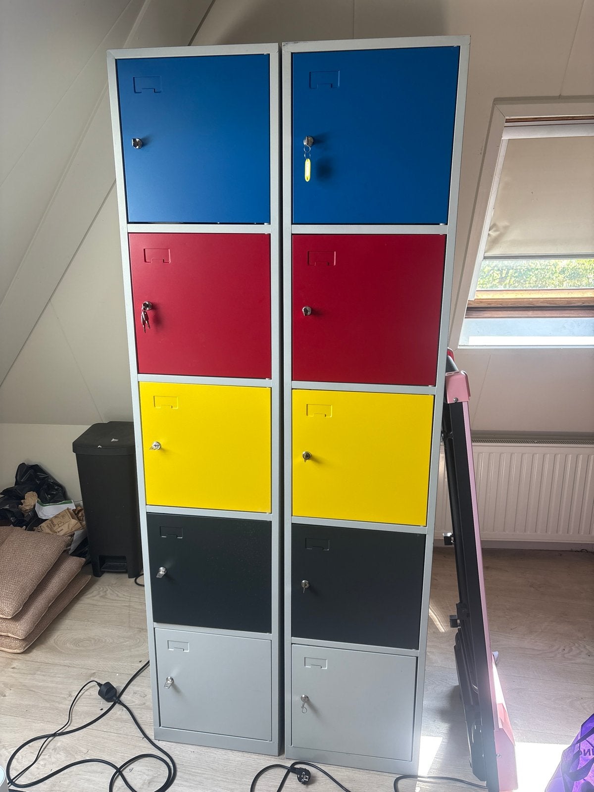 2x Kluisjeskast met gekleurde deuren, Ophalen, Zo goed als nieuw