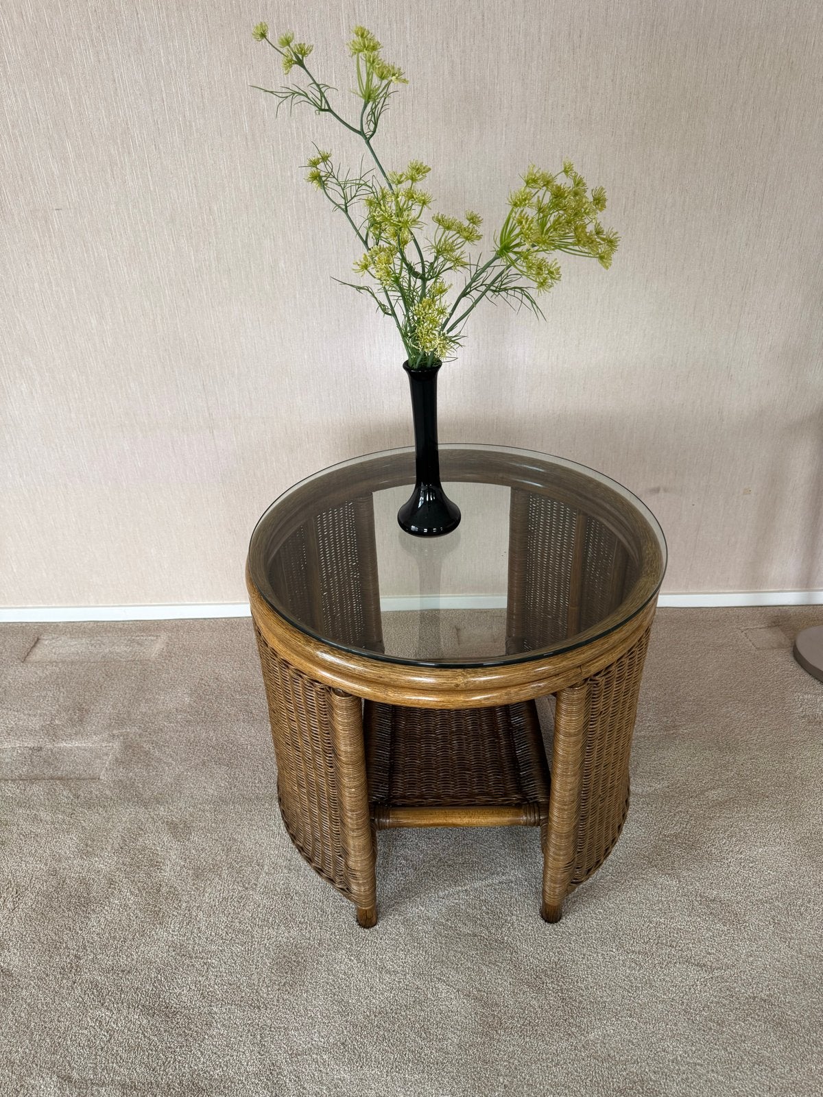 Rotan tafeltje met glazen blad en kunstbloemstukje, Ophalen, Minder dan 55 cm, Gebruikt, Rond