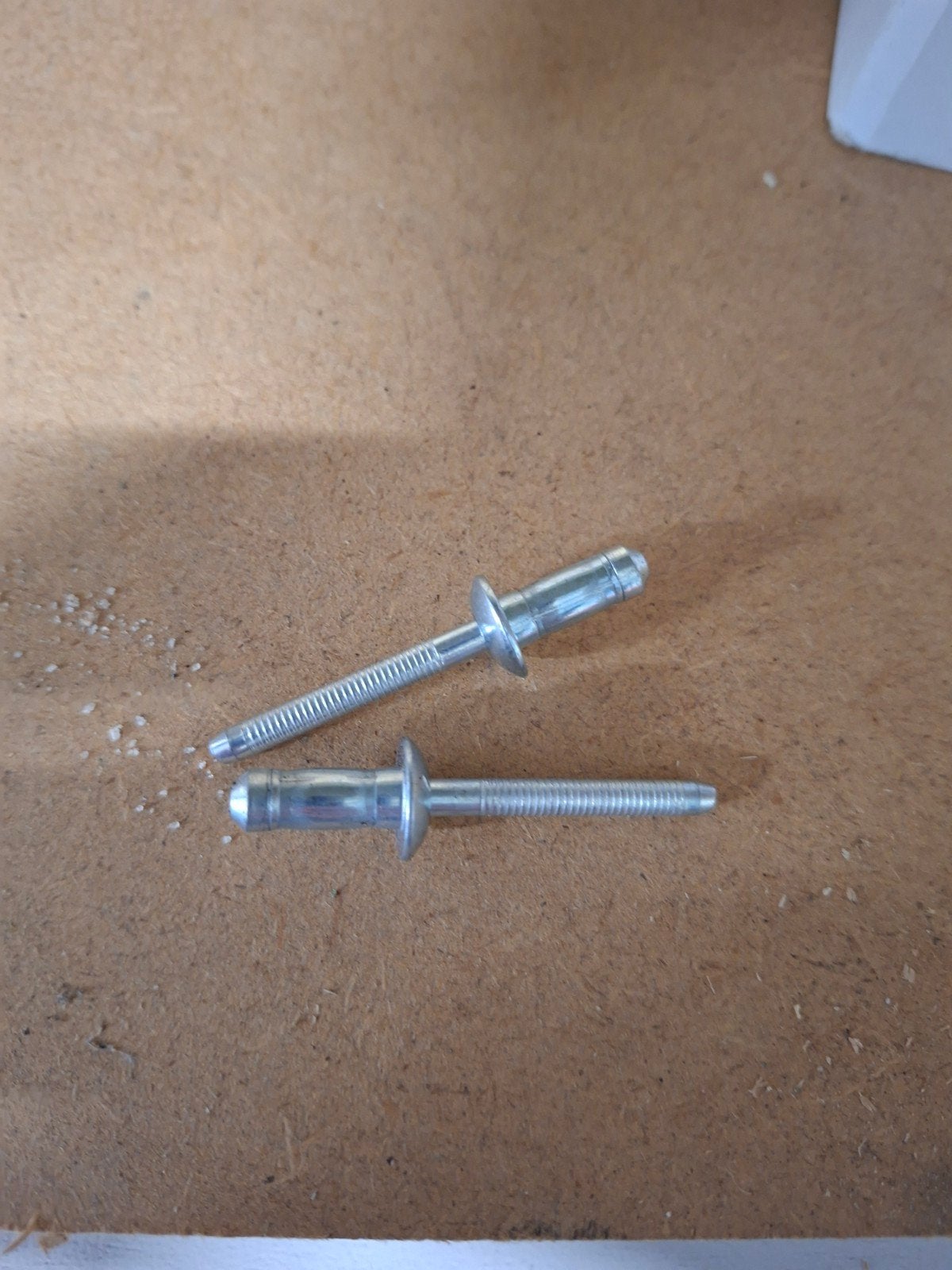 Popnageltang met popnagels, Ophalen