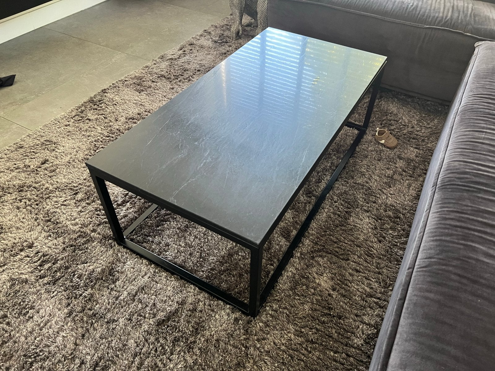 Moderne salontafel met marmer blad, zo goed als nieuw, Huis en Inrichting, Ophalen, 100 tot 150 cm, 50 tot 100 cm, Zo goed als nieuw