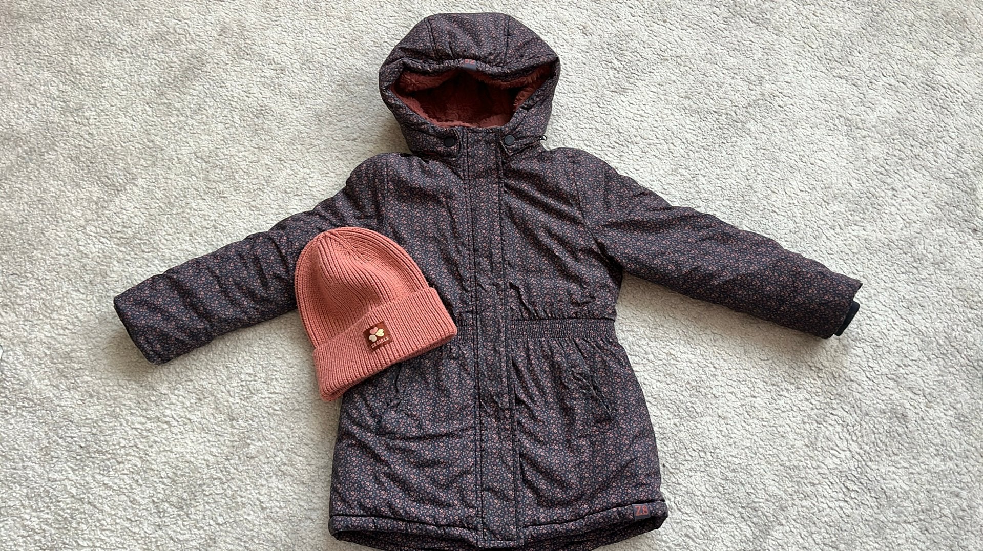 Z8 winterjas met bijpassende muts 104-110, Ophalen, Zo goed als nieuw, Meisje, Jas