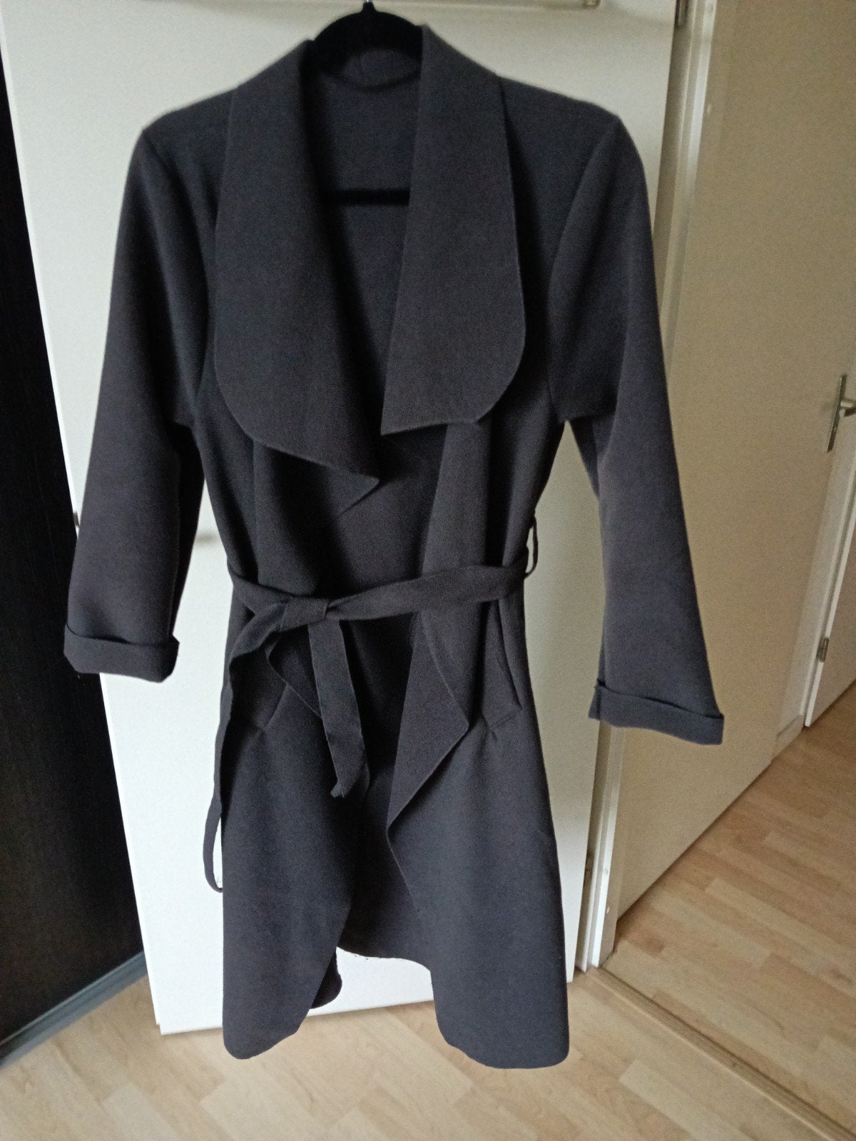 Donkergrijze trenchcoat met ceintuur, Kleding | Dames, Maat 38/40 (M), Ophalen of Verzenden, Grijs, Onbekend