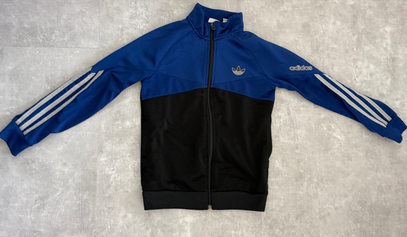 Adidas trainingsjack blauw/zwart met witte strepen, Ophalen of Verzenden, Gebruikt, Jongen