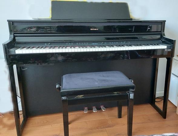 Roland digitale piano met kruk - Zwart hoogglans, Muziek en Instrumenten, Piano's, Ophalen, Zwart, Zo goed als nieuw, Piano