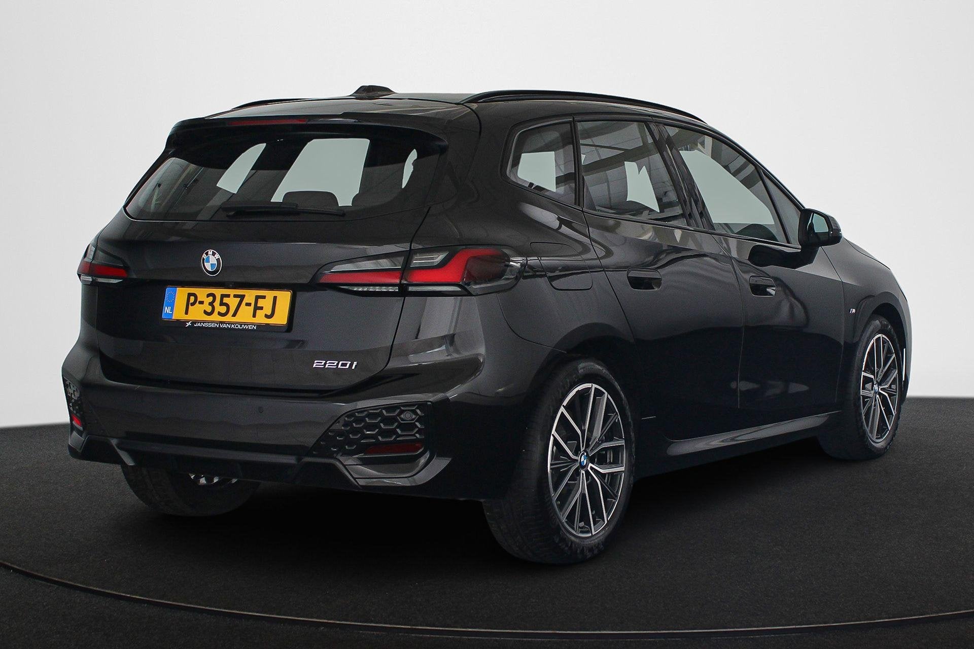 BMW 2-serie Active Tourer 220i M Sport Trekhaak Leder Stoelv, Gebruikt, Zwart, Origineel Nederlands, Bedrijf