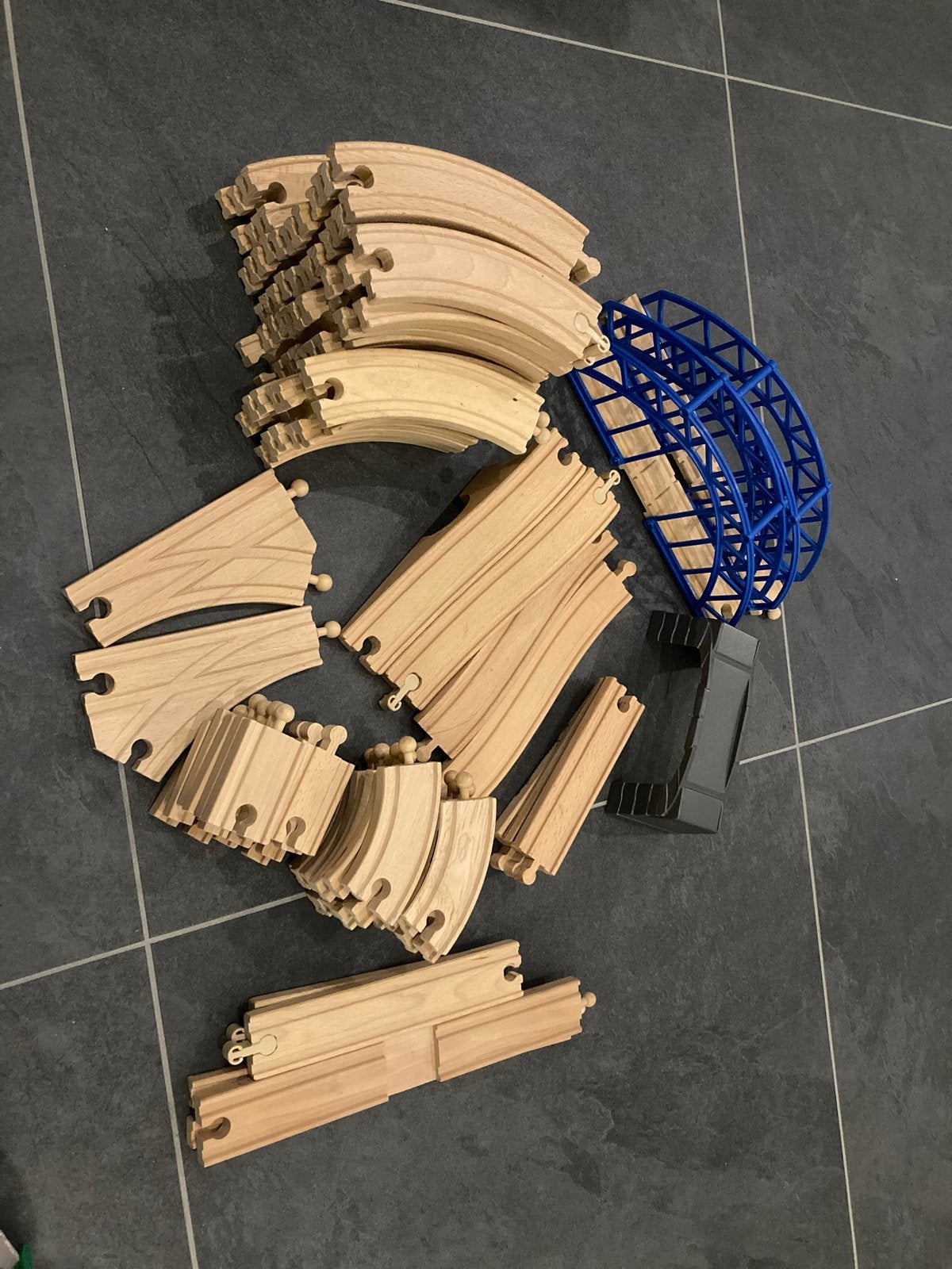Grote houten treinbaan set met accessoires en treinen, Overige merken, Gelijkstroom, Ophalen of Verzenden, Gebruikt