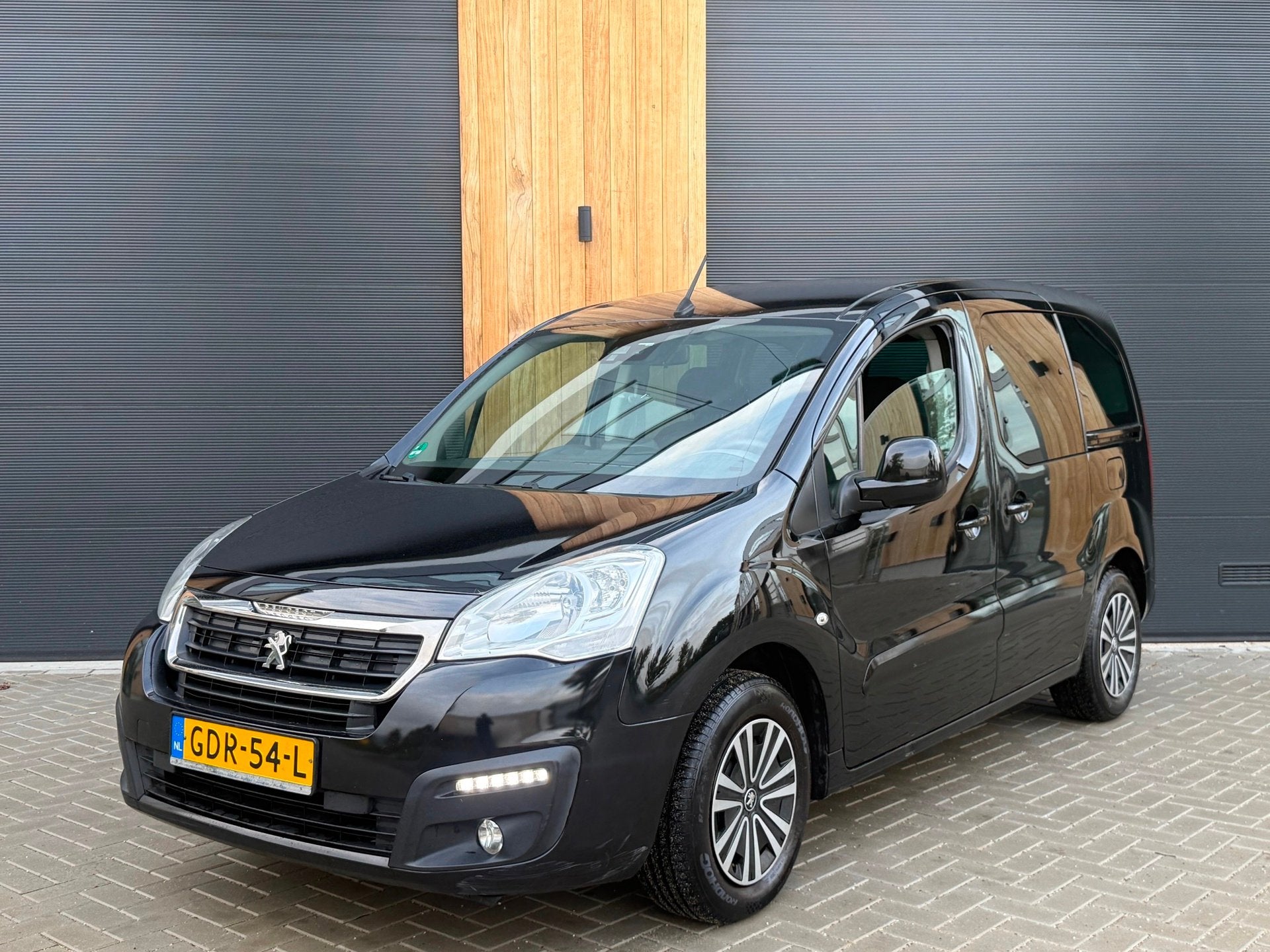 Peugeot Partner Tepee 1.6 BlueHDi Allure 100PK (bj 2018) 5P|, Auto's, Voorwielaandrijving, Stof, Gebruikt, Euro 6