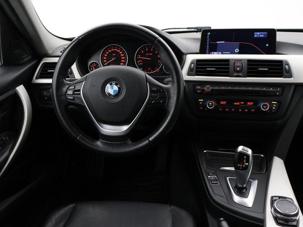 BMW 3-serie Touring 316i H.E AUT. + HEAD-UP DISPLAY | LEDER, Auto's, Automaat, Gebruikt, 4 cilinders, Automatische klimaatregeling