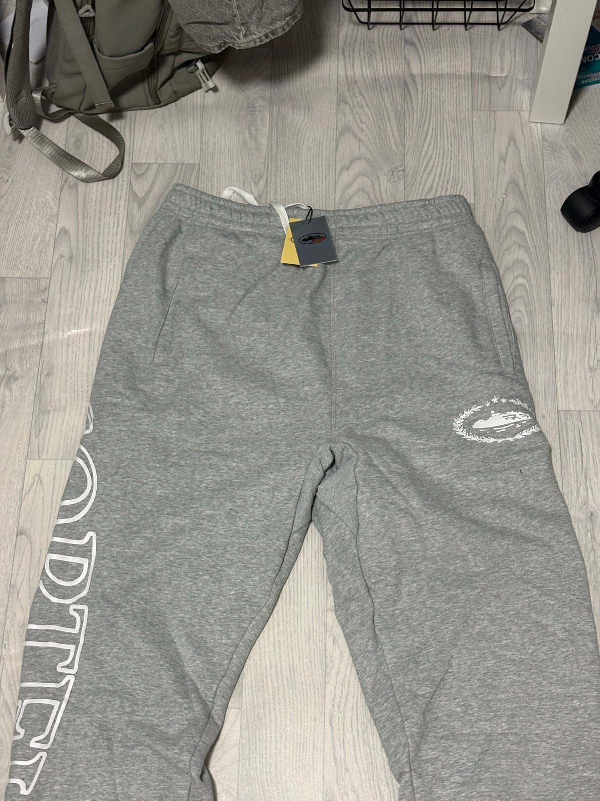 Corteiz Grijze Broek - Nieuw met Tags, Ophalen of Verzenden, Nieuw, Maat 52/54 (L), Grijs