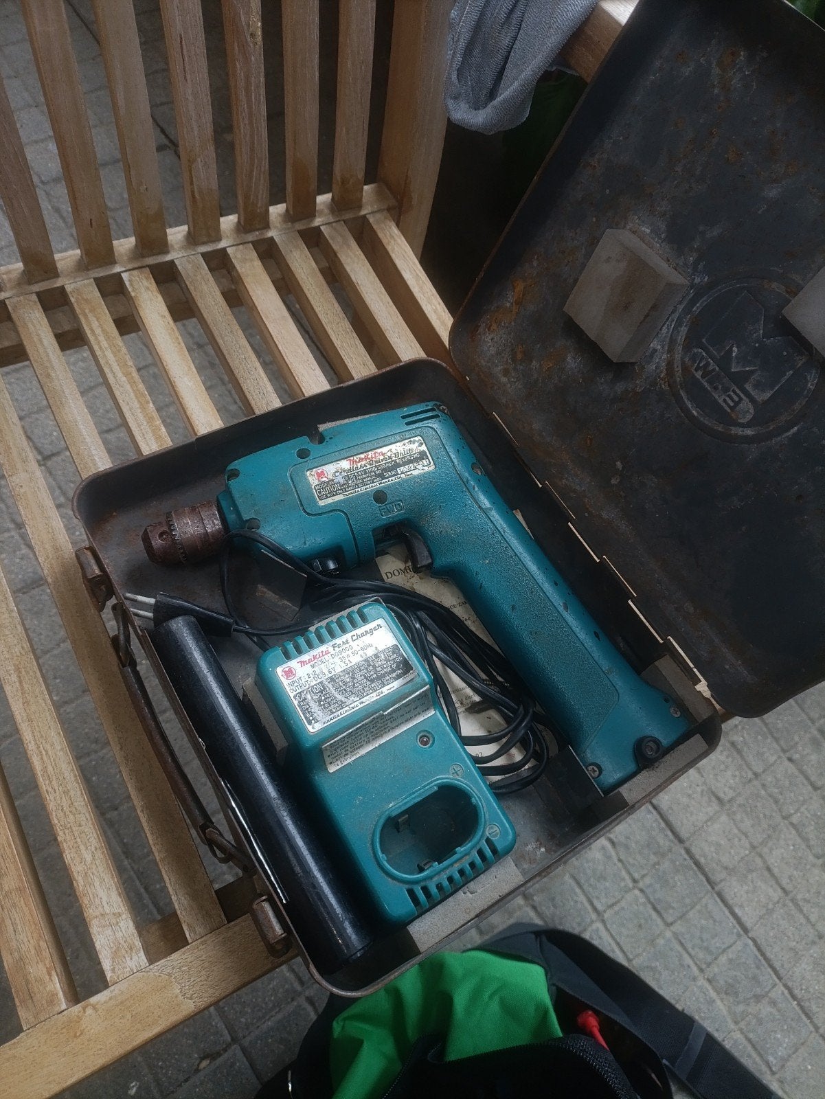 MAKITA 6010D Accuboormachine met Snellader en Koffer, Doe-het-zelf en Verbouw, Gereedschap | Boormachines, Gebruikt, Variabele snelheid