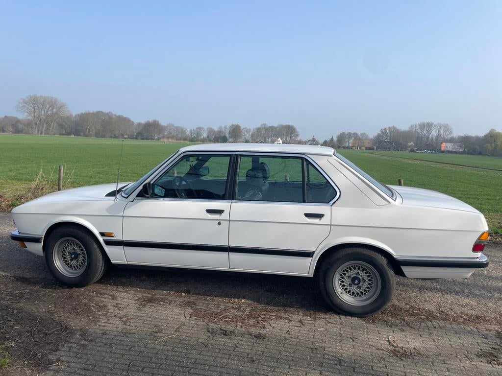 BMW e28 5-Serie 1.8 518 1982 Alpinweiß belastingvrij, 1766 cc, 4 cilinders, Wit, Radio