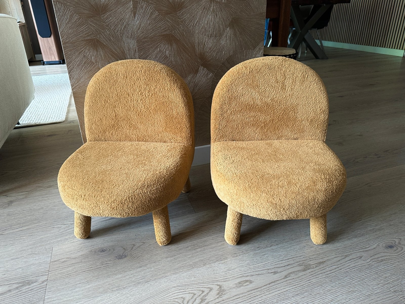 2x Okergele kinderstoeltjes - zithoogte 23 cm, Ophalen, Nieuw, Stoel(en)