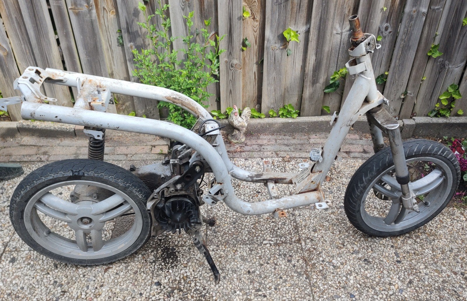 Peugeot ludix frame met 14 inch. velgen en banden en steun., Ophalen, Gebruikt