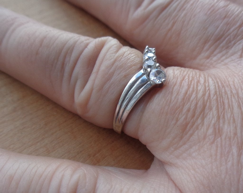 zilveren design ring met steentjes [981], Verzenden, Zo goed als nieuw, 17 tot 18, Dame
