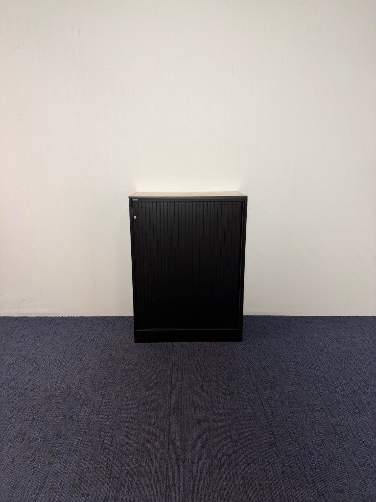 11 x Roldeurkast Ahrend, nieuw zwart gespoten, 105 x 80 cm.