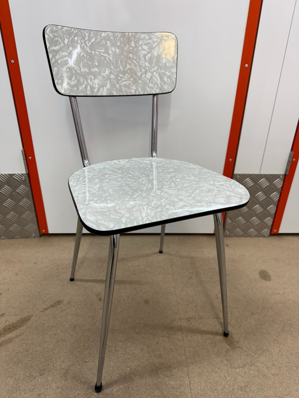 Mooie formica keukenstoel | jaren ‘50 - ‘60., Huis en Inrichting, Ophalen, Kunststof, Vintage mid-century, Wit