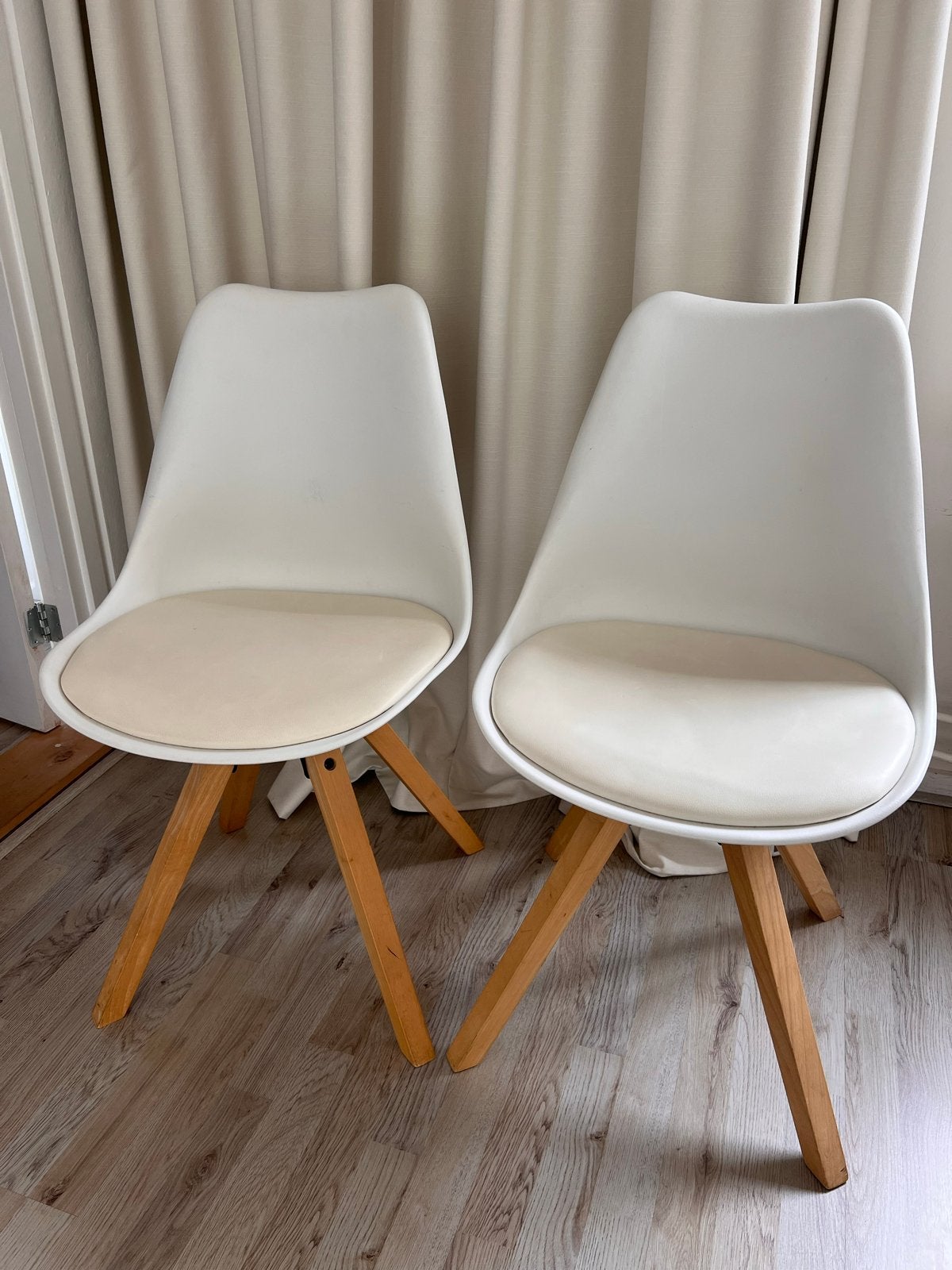 Set van 2 witte stoelen met houten poten en kussens, Ophalen, Gebruikt, Twee, Wit
