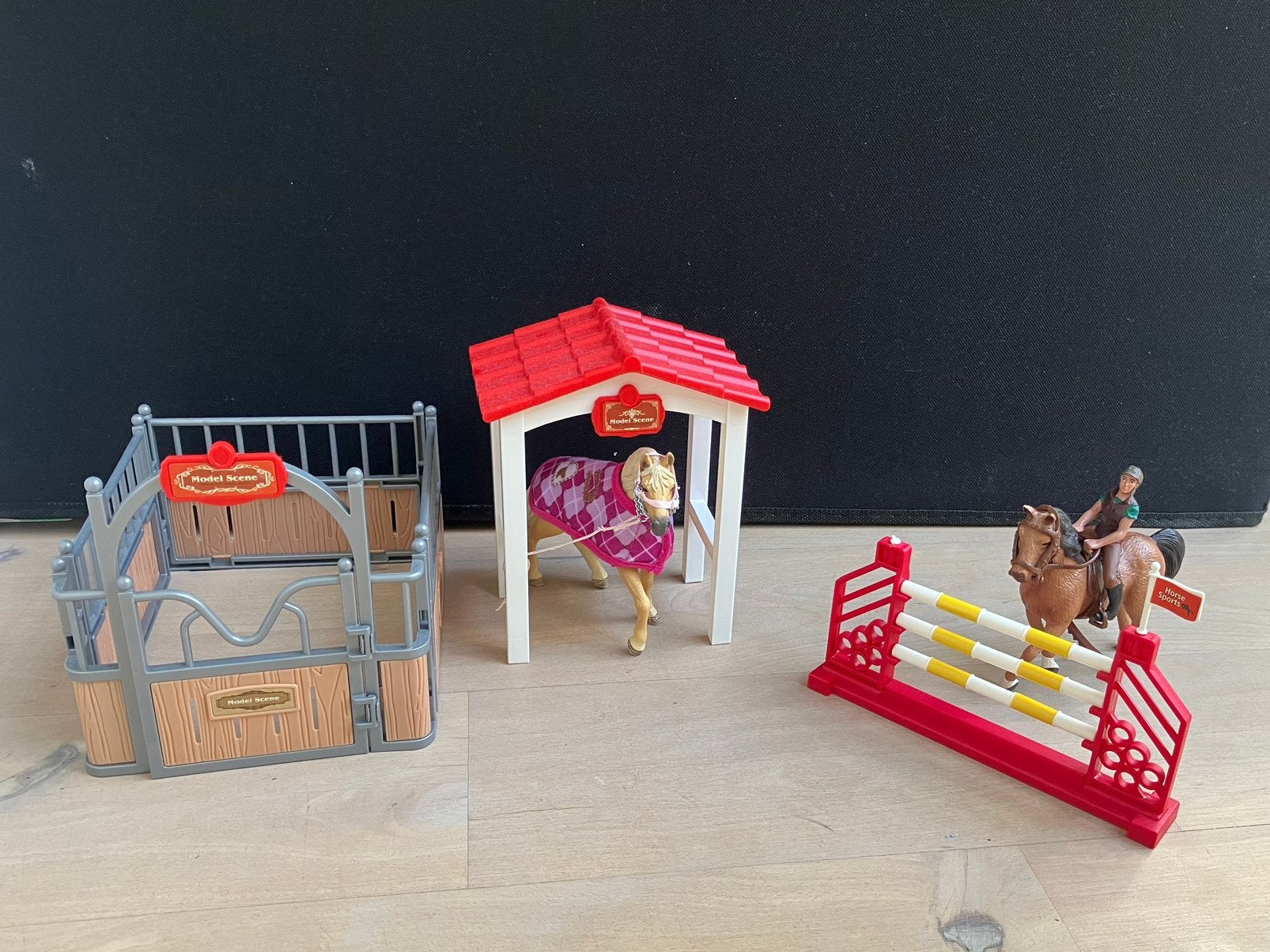 Paardenstal met paarden, ruiter en hindernis, Ophalen of Verzenden, Zo goed als nieuw
